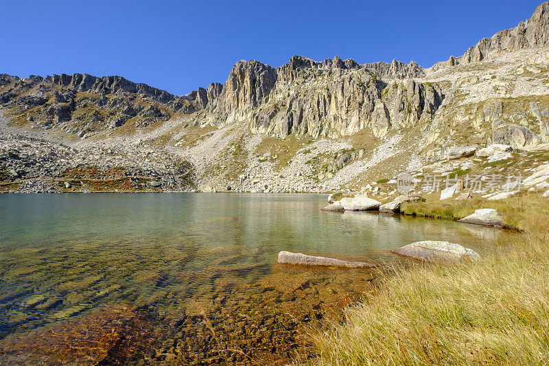 “Laghi di Fremamorta”小径，这是海洋阿尔卑斯自然公园中的一系列小湖泊。意大利北部山麓,